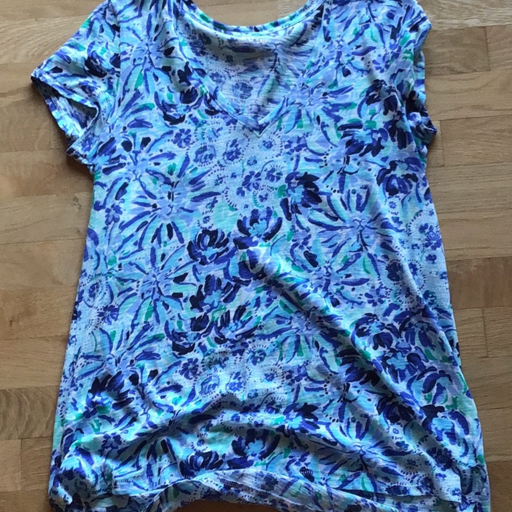 Lily Pulitzer x- small v- neck t-shirt EUC